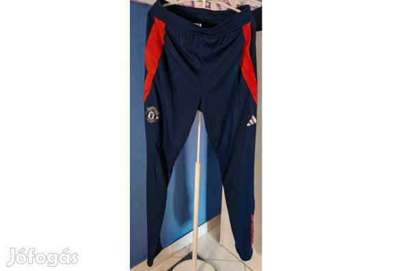 Manchester United eredeti adidas sötétkék hosszú nadrág (XL, 176)