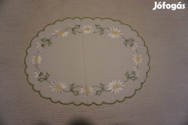 Margaréta mintás hímzett ellipszis alakú terítő eladó