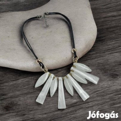 Marietta fehér színű bizsu nyaklánc