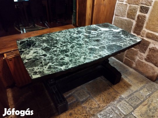 Márvány asztal 