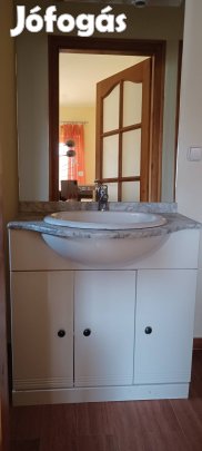 Márvány pultos fürdőszoba szekrény tükörrel