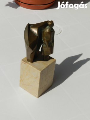 Márvány talapzaton álló emberfigura