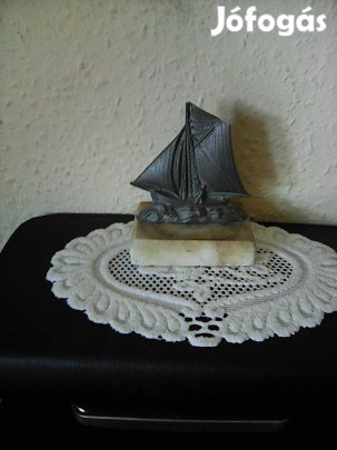 Márvány tartón vitorlás hajó 10 cm