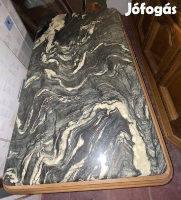 Márványlapos dohányzóasztal
