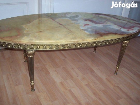 Márványlapos dohányzóasztal