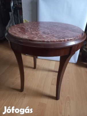 Márványlapos kis asztal