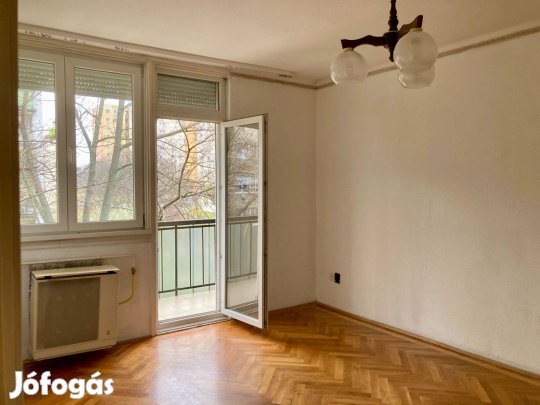 Másfél szobás társasházi lakás a Katona József utcában
