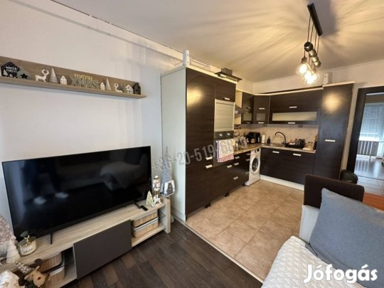 Második emeleti, erkélyes lakás eladó a Fenyves utcában