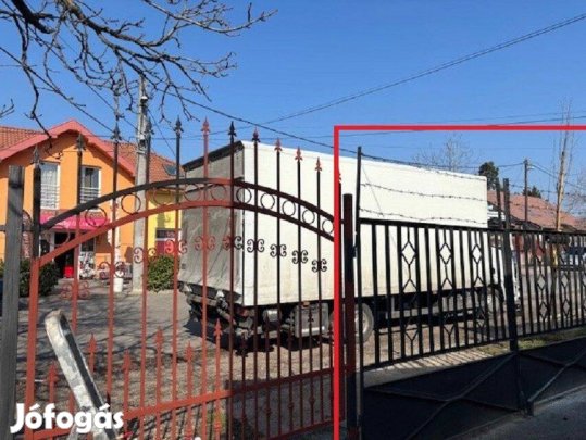 Masszív, erős kovácsoltvas színre festett kétszárnyú vaskapu, kapu 4 m