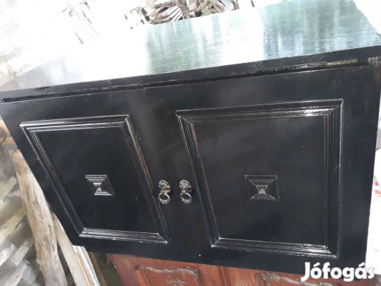 Masszív, fekete szekrény remek áron!