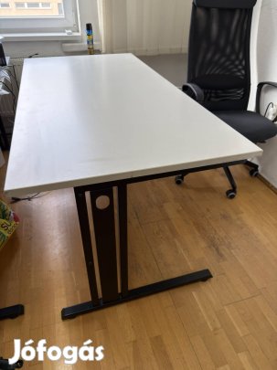 Masszív, fém vázas íróasztal 160x80cm