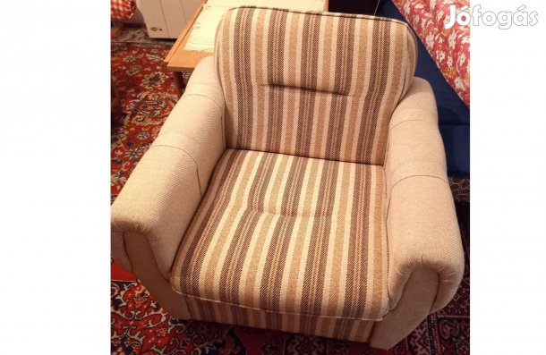 Masszív, jó állapotú fotel (81x80x80cm), könnyen gurítható