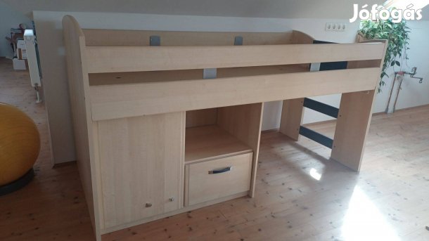 Masszív félmagas gyermekágy