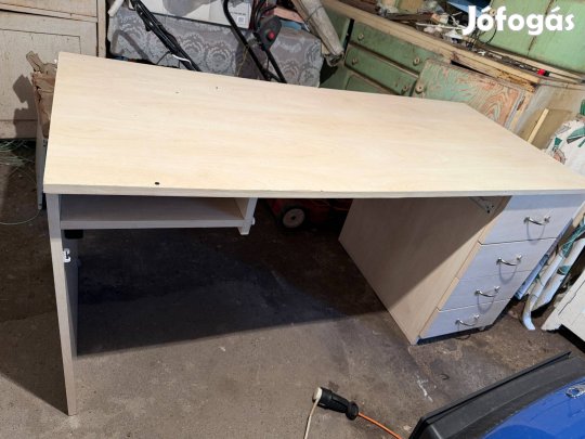 Masszív íróasztal