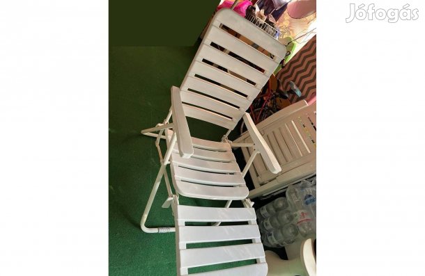 Masszív kerti szék, lábtartóval. Fém vázas műanyag