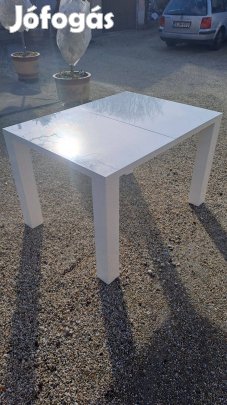 Masszív kihúzható asztal