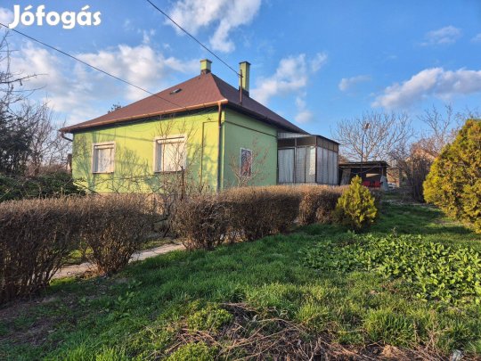 Masszív tégla építésű 2+1 szobás összközműves, összkomfortos cs.ház