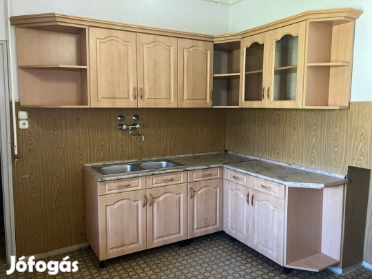 Masszív újszerű sarok konyhabútor