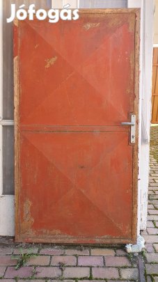 Masszív vaskapu kiskapu