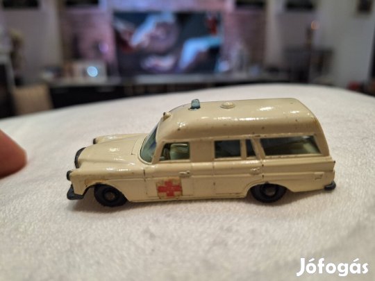 Matchbox superfast regulaar Mercedes Benz ambulance 
