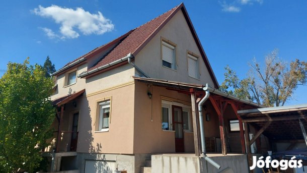 Mátészalkán belvárosi szintes,szigetelt,felújított csal.ház ela
