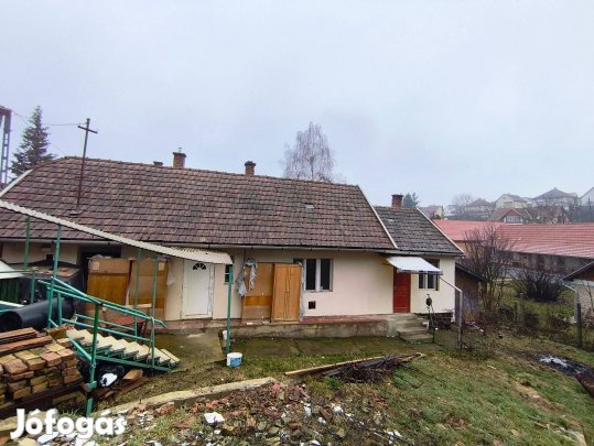 Mátraderecske központjában 55 nm-es, 2 szobás családi ház eladó