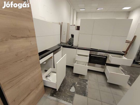 Matt fehér Soft-Close konyhabútor gépekkel 