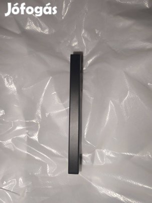 Matt fekete fém fogantyúk.