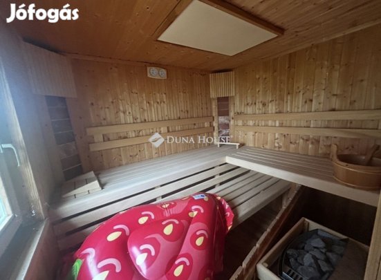 Mátyásdombi 214 nm-es ház eladó