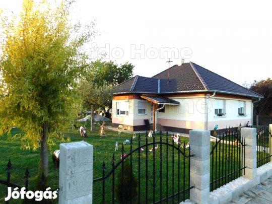 Mátyásdombon Balatonhoz 14 km re igényes újszerű családi ház eladó
