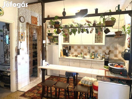 Mátyásföldön, Naplás-tó szomszédságában felújítandó ikerfél eladó