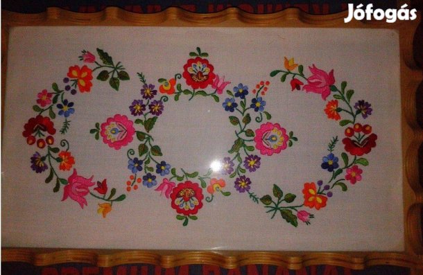 Matyó hímzéses kínáló tálca népi motívum hungarikum