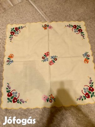 Matyó hímzéses terítő 75x75 cm