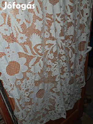 Matyóhimzésű kézzel hímzett asztalteritő hófehér