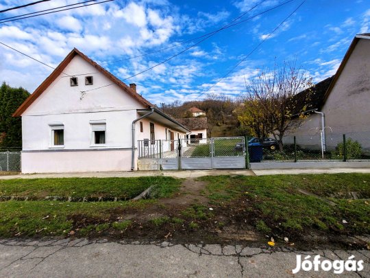 Mázán, központ közeli, 3 szobás családi ház 1090 m-es telekkel eladó!