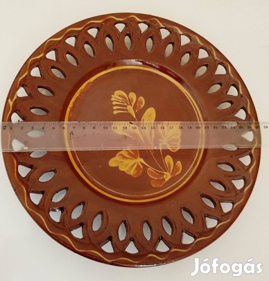 Mázas barna falitányér, sárga virágmintával eladó