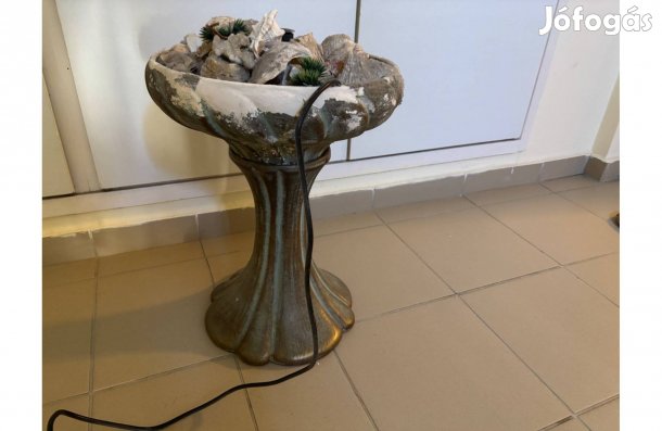 Mázas kerámia szobaszökőkút