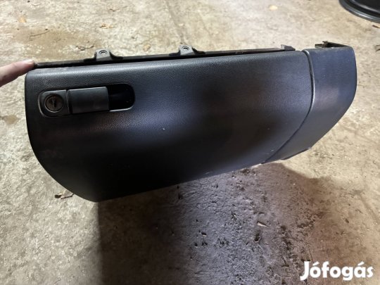 Mazda 3 kesztyűtartó 