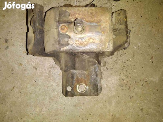 Mazda B2200 Motortartó Bak