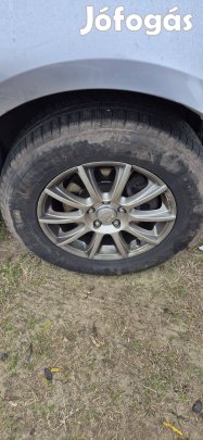 Mazda CX-7 téli és nyári szett 80%-os gumik, gyári felni 4-4db