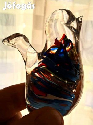 Mdina máltai művészi üvegmadár. Színes, gyönyörű papírnehezék