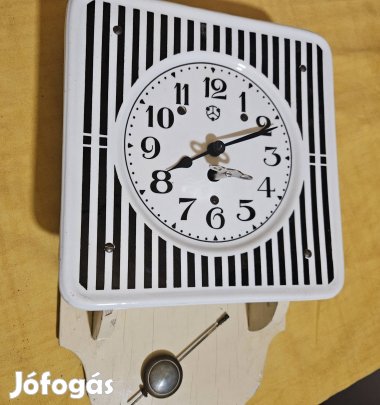 Mechanikus falióra, (1930-as) klasszikus fekete-fehér , ingával.