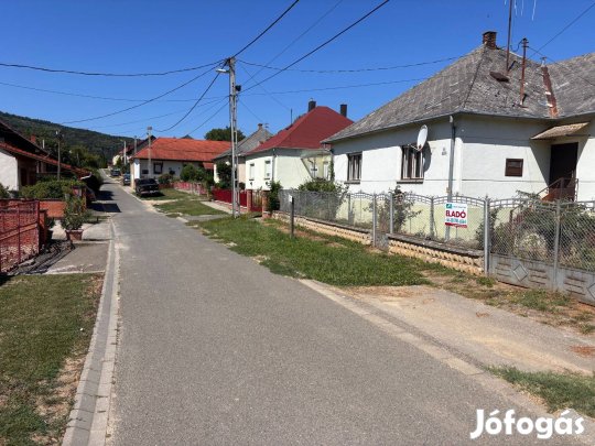 Mecseknádasdon frekventált helyen 3 szobás családi ház eladó!