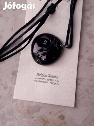 Medál bőrszíjon, üveg