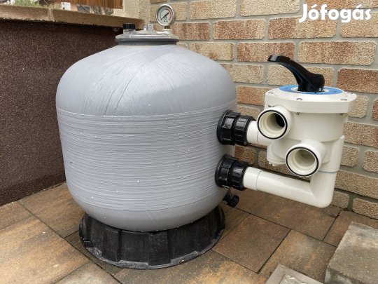 Medence szűrőtartály oldalszeleppel, szűrőüveggel töltve