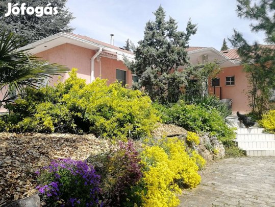 Medencés, azonnal költözhető ház eladó Vonyarvashegyen