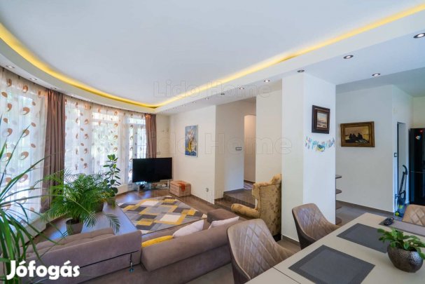 Medencés apartmanház, külön bejáratú családi házzal eladó Zamárdiban