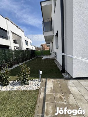 Medencés házban kedvező áron új lakás