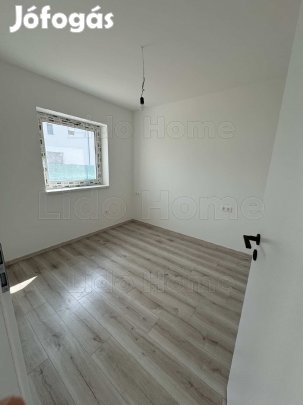 Medencés házban kedvező áron új lakás?