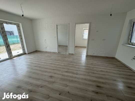 Medencés házban kedvező áron új lakás!